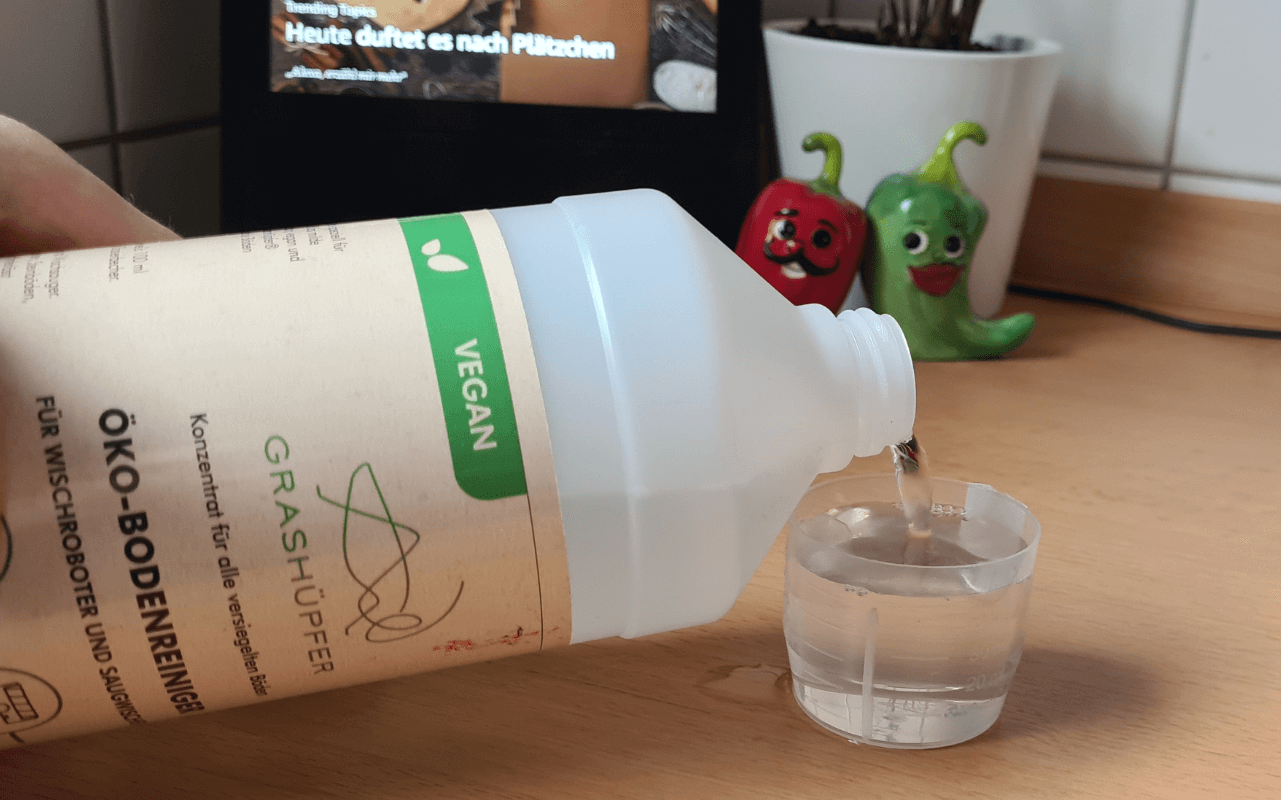 Der Reiniger wird in einem Messbecher eingefüllt.